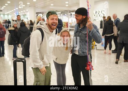 (Von links nach rechts) Seriensieger Sam Thompson, Zara McDermott und Pete Wicks am Flughafen Heathrow, London, nach der Teilnahme an der ITV-Serie I'm A Celebrity Get Me out from Here! In Australien. Bilddatum: Mittwoch, 13. Dezember 2023. Stockfoto