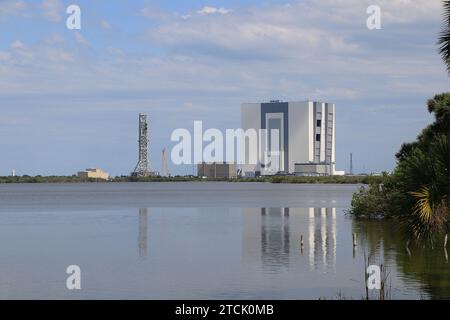 Kennedy Space Center Visitor Complex, Florida, Usa. Blick auf das Vehicle Assembly Building der NASA und einen Startturm. Stockfoto