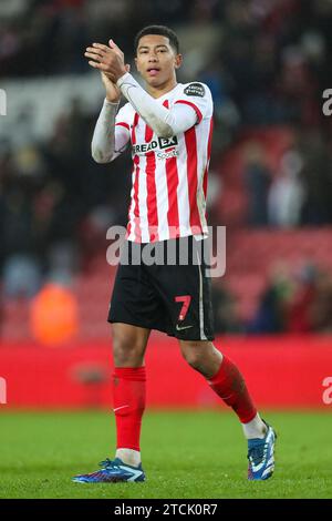 Sunderland, Großbritannien. Dezember 2023. Sunderland-Mittelfeldspieler Jobe Bellingham (7) applaudiert die Fangesten während des Spiels Sunderland AFC gegen Leeds United FC Skybet EFL Championship im Stadium of Light, Sunderland, England, Vereinigtes Königreich am 12. Dezember 2023 Credit: Every Second Media/Alamy Live News Stockfoto