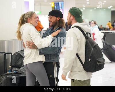 (Von links nach rechts) Seriensieger Sam Thompson, Pete Wicks und Zara McDermott am Flughafen Heathrow, London, nach der Teilnahme an der ITV-Serie I'm A Celebrity Get Me out from Here! In Australien. Bilddatum: Mittwoch, 13. Dezember 2023. Stockfoto