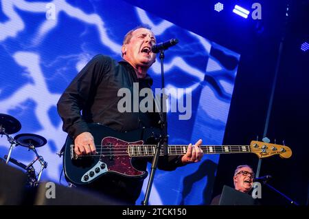 Andy McCluskey von OMD (Orchestral Manoeuvres in the Dark) trat auf dem Release Athens Festival x SNF Nostos in Plateia Nerou/Griechenland im Juni 2023 auf Stockfoto