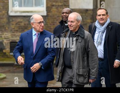 Justin Welby - Erzbischof von Canterbury - im Gespräch mit Ken Costa (Banker und christlicher Philanthropist - links) mit Dr. Charles Reed (Church of England f Stockfoto