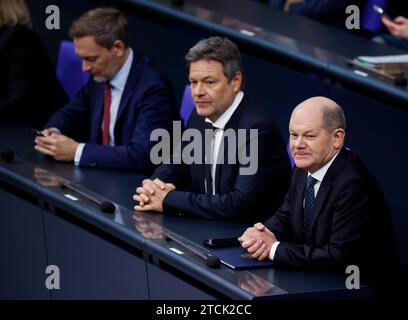 Berlin, Deutschland. Dezember 2023. Der Bundeskanzler OLAF Scholz (SPD) hat im Rahmen seiner Regierungserklärung anlässlich der bevorstehenden Tagung des Europäischen Rates festgehalten. Berlin, 13. Dezember 2023. Quelle: dpa/Alamy Live News Stockfoto