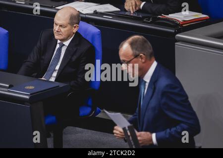 R-L Friedrich Merz, CDU-Parteivorsitzender, und Olaf Scholz SPD, Bundeskanzler, aufgenommen im Rahmen einer Sitzung des Deutschen Bundestages in Berlin, 13.12.2023. Berlin Deutschland *** R L Friedrich Merz, CDU-Vorsitzender, und Olaf Scholz SPD, Bundeskanzler, anlässlich einer Sitzung des Deutschen Bundestages in Berlin, 13 12 2023 Berlin Deutschland Copyright: XFlorianxGaertnerx Stockfoto