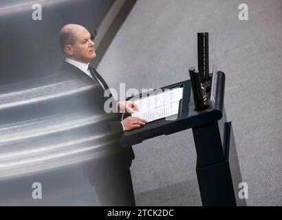 Berlin, Deutschland. Dezember 2023. Der Bundeskanzler OLAF Scholz (SPD) hat im Rahmen seiner Regierungserklärung anlässlich der bevorstehenden Tagung des Europäischen Rates festgehalten. Berlin, 13. Dezember 2023. Quelle: dpa/Alamy Live News Stockfoto