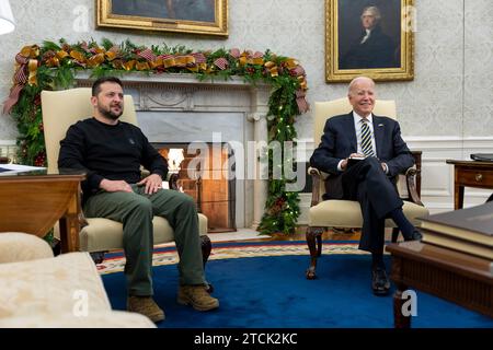 Washington, Usa. Dezember 2023. US-Präsident Joe Biden, rechts, veranstaltet am 12. Dezember 2023 in Washington, DC ein persönliches bilaterales Treffen mit dem ukrainischen Präsidenten Wolodymyr Zelenskyy, links, im Oval Office des Weißen Hauses. Credit: Adam Schultz/White House Photo/Alamy Live News Stockfoto