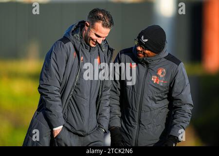 Glasgow, Großbritannien. Dezember 2023. Glasgow - Feyenoord O19 Coach Robin van Persie, Feyenoord O19 Assistenttrainer Brian Pinas während der 6. Etappe der Gruppenphase der UEFA Champions League zwischen Celtic O19 und Feyenoord O19 im City Stadium am 13. Dezember 2023 in Glasgow, Schottland. Credit: Box to Box Pictures/Alamy Live News Stockfoto