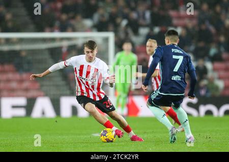 Sunderland, Großbritannien. Dezember 2023. Sunderland Mittelfeldspieler Jack Clarke (20) tritt am 12. Dezember 2023 gegen Leeds United Stürmer Joel Piroe (7) während des Spiels Sunderland AFC gegen Leeds United FC Skybet EFL Championship im Stadion of Light, Sunderland, England, Vereinigtes Königreich auf Credit: Every Second Media/Alamy Live News Stockfoto