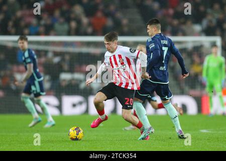 Sunderland, Großbritannien. Dezember 2023. Sunderland Mittelfeldspieler Jack Clarke (20) in Aktion mit Leeds United Stürmer Joel Piroe (7) während des Spiels Sunderland AFC gegen Leeds United FC Skybet EFL Championship im Stadium of Light, Sunderland, England, Vereinigtes Königreich am 12. Dezember 2023 Credit: Every Second Media/Alamy Live News Stockfoto