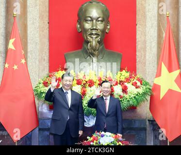 Hanoi, Vietnam. Dezember 2023. XI Jinping, Generalsekretär des Zentralkomitees der Kommunistischen Partei Chinas und chinesischer Präsident, führt Gespräche mit dem vietnamesischen Präsidenten Vo Van Thuong in Hanoi, der Hauptstadt Vietnams, am 13. Dezember 2023. Quelle: Ju Peng/Xinhua/Alamy Live News Stockfoto