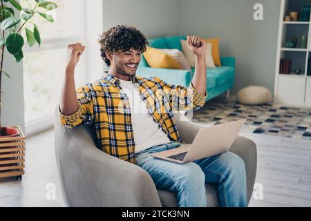 Foto von Good positive netter Mann Arbeitgeber HR Recruiter freut sich über die Suche von Kandidaten für Mitarbeiter feiern Erfolg in Innenräumen Stockfoto