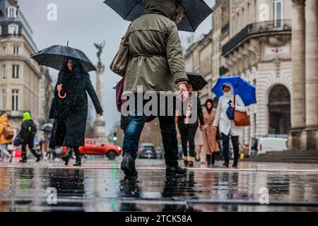 Bordeaux, Frankreich. Dezember 2023. © PHOTOPQR/SUD OUEST/bonnaud guillaume BONNAUD ; Bordeaux ; 13/12/2023 ; MAUVAIS TEMPS/METEO/ILLUSTRATION PLUIE ET PLUVIOMETRIE/PARAPLUIES SOUS LA PLUIE/ Ph Guillaume Bonnaud Regentag in Bordeaux, Frankreich, am 13. dezember 2023. Quelle: MAXPPP/Alamy Live News Stockfoto