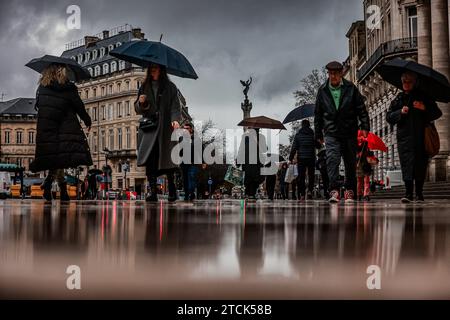 Bordeaux, Frankreich. Dezember 2023. © PHOTOPQR/SUD OUEST/bonnaud guillaume BONNAUD ; Bordeaux ; 13/12/2023 ; MAUVAIS TEMPS/METEO/ILLUSTRATION PLUIE ET PLUVIOMETRIE/PARAPLUIES SOUS LA PLUIE/ Ph Guillaume Bonnaud Regentag in Bordeaux, Frankreich, am 13. dezember 2023. Quelle: MAXPPP/Alamy Live News Stockfoto