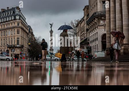 Bordeaux, Frankreich. Dezember 2023. © PHOTOPQR/SUD OUEST/bonnaud guillaume BONNAUD ; Bordeaux ; 13/12/2023 ; MAUVAIS TEMPS/METEO/ILLUSTRATION PLUIE ET PLUVIOMETRIE/PARAPLUIES SOUS LA PLUIE/ Ph Guillaume Bonnaud Regentag in Bordeaux, Frankreich, am 13. dezember 2023. Quelle: MAXPPP/Alamy Live News Stockfoto