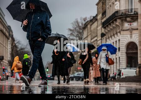 Bordeaux, Frankreich. Dezember 2023. © PHOTOPQR/SUD OUEST/bonnaud guillaume BONNAUD ; Bordeaux ; 13/12/2023 ; MAUVAIS TEMPS/METEO/ILLUSTRATION PLUIE ET PLUVIOMETRIE/PARAPLUIES SOUS LA PLUIE/ Ph Guillaume Bonnaud Regentag in Bordeaux, Frankreich, am 13. dezember 2023. Quelle: MAXPPP/Alamy Live News Stockfoto