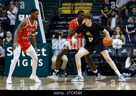 Dayton, USA. Dezember 2023. AJ Braun (12) schiebt den Ball in Richtung Basketballkorb während eines NCAA Männer-Basketballspiels zwischen den Wright State Raiders und Western Kentucky Hilltoppers am 12. Dezember 2023 in Dayton, OH. (Foto: Austyn McFadden/SIPA USA) Credit: SIPA USA/Alamy Live News Stockfoto