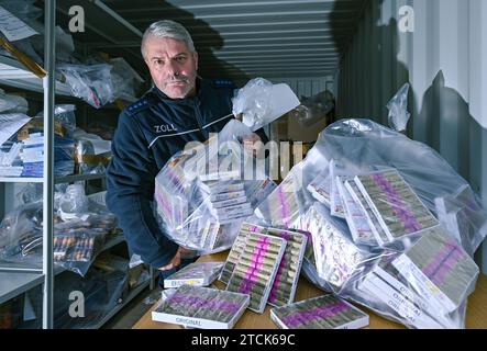 13. Dezember 2023, Brandenburg, Frankfurt (oder): Daniel Birke, Zollbeamter des Hauptzollamtes in Frankfurt (oder), zeigt 67 kg konfiszierte F3-pyrotechnische Geräte. Mitarbeiter des Hauptzollamtes in Frankfurt (oder) überprüften am Nachmittag des Jahres 09.12.2023 eine Gruppe von drei jungen Männern direkt an der Stadtbrücke in Frankfurt (oder). Sie waren zuvor zu Fuß aus Polen ins Land gekommen und trugen einen Einkaufswagen und einen Koffer. Foto: Patrick Pleul/dpa Stockfoto