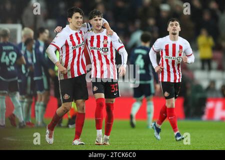 Sunderland, Großbritannien. Dezember 2023. Sunderland-Mittelfeldspieler Luke O'Nien (13) und Sunderland-Verteidiger Trai Hume (32) feiern nach dem letzten Whistle-Sieg während des Sunderland AFC gegen Leeds United FC Skybet EFL Championship-Spiels am 12. Dezember 2023 im Stadion of Light, Sunderland, England, Vereinigtes Königreich Credit: Every Second Media/Alamy Live News Stockfoto