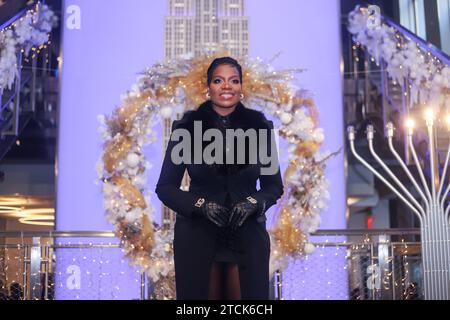 New York City, Usa. Dezember 2023. MANHATTAN, NEW YORK CITY, NEW YORK, USA – 12. DEZEMBER: Die US-amerikanische Sängerin und Schauspielerin Fantasia Barrino trägt ein Outfit von Dolce und Gabbana, nimmt als Oprah Winfrey und The Cast of Warner Bros. Teil. „The Color Purple“ Erleuchten Sie das Empire State Building IN PURPUR, um die Veröffentlichung des Films 2023 am 12. Dezember 2023 in Manhattan, New York City, New York, USA zu feiern. (Foto: Jordan Hinton/Image Press Agency) Credit: Image Press Agency/Alamy Live News Stockfoto