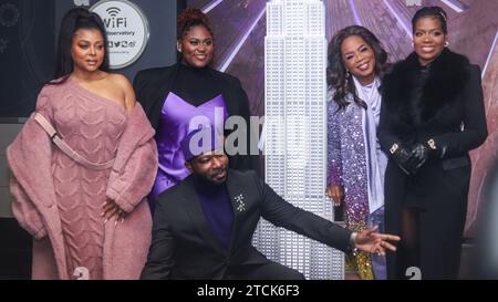 New York City, Usa. Dezember 2023. MANHATTAN, NEW YORK CITY, NEW YORK, USA - 12. DEZEMBER: Taraji P. Henson, Danielle Brooks, Blitz Bazawule, Oprah Winfrey und Fantasia Barrino nehmen als Oprah Winfrey und The Cast of Warner Bros. Teil. „The Color Purple“ Erleuchten Sie das Empire State Building IN PURPUR, um die Veröffentlichung des Films 2023 am 12. Dezember 2023 in Manhattan, New York City, New York, USA zu feiern. (Foto: Jordan Hinton/Image Press Agency) Credit: Image Press Agency/Alamy Live News Stockfoto