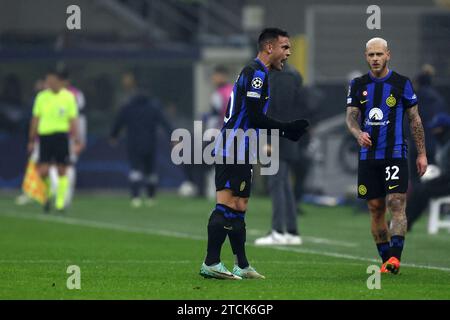 Mailand, Italien. Dezember 2023. Lautaro Martinez vom FC Internazionale gibt während des Fußballspiels der UEFA Champions League zwischen dem FC Internazionale und Real Sociedad am 12. Dezember 2023 im Stadio Giuseppe Meazza in Mailand Gesten. Quelle: Marco Canoniero/Alamy Live News Stockfoto