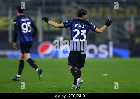 Mailand, Italien. Dezember 2023. Nicolo Barella vom FC Internazionale gibt Gesten während des Fußballspiels der UEFA Champions League zwischen dem FC Internazionale und Real Sociedad im Stadio Giuseppe Meazza am 12. Dezember 2023 in Mailand. Quelle: Marco Canoniero/Alamy Live News Stockfoto