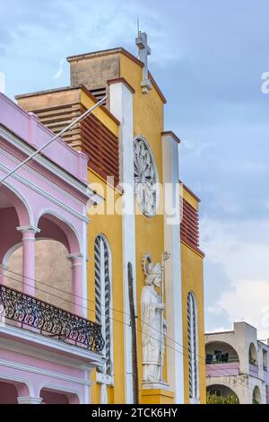 Kathedrale San Eugenio de la Palma. Außenfassade des Kirchengebäudes, Ciego de Avial, Kuba Stockfoto