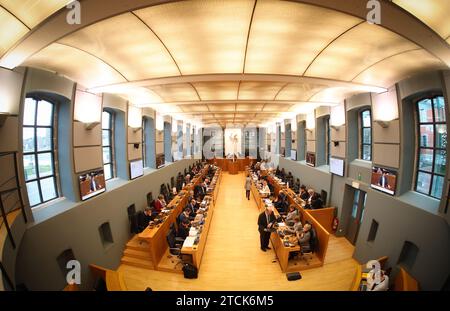 Namur, Belgien. Dezember 2023. Abbildung zeigt eine Plenartagung des wallonischen Parlaments in Namur am Mittwoch, den 13. September 2023. BELGA PHOTO VIRGINIE LEFOUR Credit: Belga News Agency/Alamy Live News Stockfoto