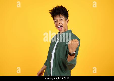 Aufgeregt junger afroamerikaner, der die Faust geballt hat Stockfoto