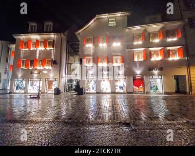 RAVENSBURG, DEUTSCHLAND - 24. DEZEMBER 2022: Vorweihnachtsabend. Improvisierter Adventskalender an den Fenstern eines Ladens in Ravensburg - alles ist einsatzbereit Stockfoto
