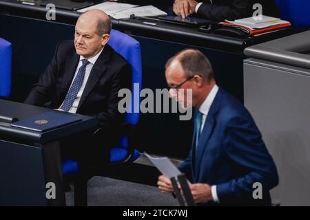 Berlin, Deutschland . Dezember 2023. (RL) Friedrich Merz, CDU-Parteivorsitzender, und Olaf Scholz (SPD), Bundeskanzler, anlässlich einer Sitzung des Deutschen Bundestages am 13. Dezember 2023 in Berlin. Quelle: dpa/Alamy Live News Stockfoto