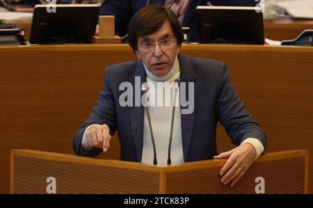 Namur, Belgien. Dezember 2023. Der wallonische Ministerpräsident Elio Di Rupo gibt Gesten während einer Plenartagung des wallonischen Parlaments in Namur am Mittwoch, den 13. September 2023. BELGA PHOTO VIRGINIE LEFOUR Credit: Belga News Agency/Alamy Live News Stockfoto