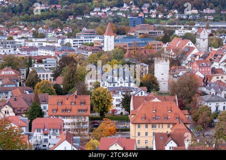 RAVENSBURG – 15. OKTOBER 2022: Ravensburg ist eine Stadt mit Türmen und Toren. Blick auf die Stadt vom Schloss Veitsburg Stockfoto