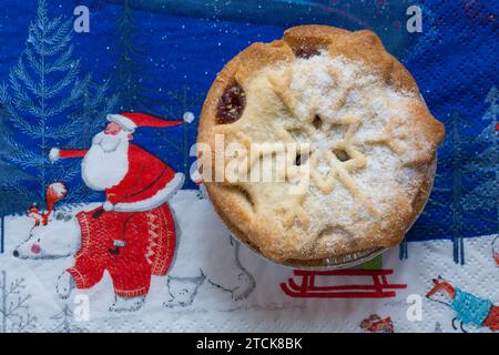 Tesco feinstes reichhaltiges und dekadentes alles Butter Gebäck Hackkuchen Set auf Weihnachts Serviette Serviette Stockfoto