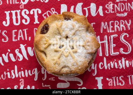 Tesco feinstes reichhaltiges und dekadentes alles Butter Gebäck Hackkuchen Set auf Weihnachts Serviette Serviette Stockfoto