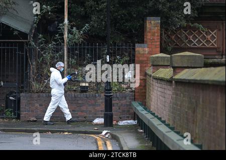 Gas Street, Birmingham 13. Dezember 2023 - Straßen in der Nähe des Stadtzentrums von Birmingham bleiben für mehr als 30 Stunden gesperrt, da ein Mann in einem „schweren Zustand“ im Krankenhaus bleibt, nachdem er im Innenstadtbereich in der Nähe des Nachtclubs „kritisch verletzt“ aufgefunden wurde. Broad Street und das Standesamt der Stadt. Die Polizei besuchte den Tatort am Dienstag, den 12. Dezember, um 3:20 Uhr und legte eine große Schranke über die Holliday Street, wo ein blaues Zelt auf einem Pfad errichtet wurde, und die Gas Street, die parallel darüber verläuft. Quelle: Stop Press Media/Alamy Live News Stockfoto