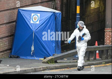 Holliday Street, Birmingham 13. Dezember 2023 - Straßen in der Nähe des Stadtzentrums von Birmingham bleiben für mehr als 30 Stunden gesperrt, da ein Mann in einem „ernsten Zustand“ im Krankenhaus bleibt, nachdem er im Innenstadtbereich in der Nähe des Nachtclubs „kritisch verletzt“ aufgefunden wurde. Broad Street und das Standesamt der Stadt. Die Polizei besuchte den Tatort am Dienstag, den 12. Dezember, um 3:20 Uhr und legte eine große Schranke über die Holliday Street, wo ein blaues Zelt auf einem Pfad errichtet wurde, und die Gas Street, die parallel darüber verläuft. Quelle: Stop Press Media/Alamy Live News Stockfoto