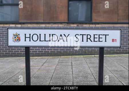 Holliday Street, Birmingham 13. Dezember 2023 - Straßen in der Nähe des Stadtzentrums von Birmingham bleiben für mehr als 30 Stunden gesperrt, da ein Mann in einem „ernsten Zustand“ im Krankenhaus bleibt, nachdem er im Innenstadtbereich in der Nähe des Nachtclubs „kritisch verletzt“ aufgefunden wurde. Broad Street und das Standesamt der Stadt. Die Polizei besuchte den Tatort am Dienstag, den 12. Dezember, um 3:20 Uhr und legte eine große Schranke über die Holliday Street, wo ein blaues Zelt auf einem Pfad errichtet wurde, und die Gas Street, die parallel darüber verläuft. Quelle: Stop Press Media/Alamy Live News Stockfoto