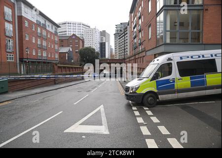 Holliday Street, Birmingham 13. Dezember 2023 - Straßen in der Nähe des Stadtzentrums von Birmingham bleiben für mehr als 30 Stunden gesperrt, da ein Mann in einem „ernsten Zustand“ im Krankenhaus bleibt, nachdem er im Innenstadtbereich in der Nähe des Nachtclubs „kritisch verletzt“ aufgefunden wurde. Broad Street und das Standesamt der Stadt. Die Polizei besuchte den Tatort am Dienstag, den 12. Dezember, um 3:20 Uhr und legte eine große Schranke über die Holliday Street, wo ein blaues Zelt auf einem Pfad errichtet wurde, und die Gas Street, die parallel darüber verläuft. Quelle: Stop Press Media/Alamy Live News Stockfoto