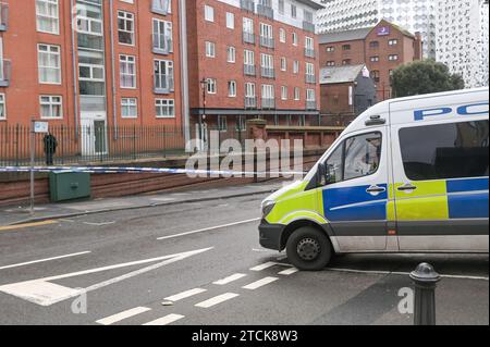 Holliday Street, Birmingham 13. Dezember 2023 - Straßen in der Nähe des Stadtzentrums von Birmingham bleiben für mehr als 30 Stunden gesperrt, da ein Mann in einem „ernsten Zustand“ im Krankenhaus bleibt, nachdem er im Innenstadtbereich in der Nähe des Nachtclubs „kritisch verletzt“ aufgefunden wurde. Broad Street und das Standesamt der Stadt. Die Polizei besuchte den Tatort am Dienstag, den 12. Dezember, um 3:20 Uhr und legte eine große Schranke über die Holliday Street, wo ein blaues Zelt auf einem Pfad errichtet wurde, und die Gas Street, die parallel darüber verläuft. Quelle: Stop Press Media/Alamy Live News Stockfoto