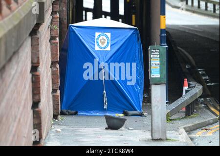 Holliday Street, Birmingham 13. Dezember 2023 - Straßen in der Nähe des Stadtzentrums von Birmingham bleiben für mehr als 30 Stunden gesperrt, da ein Mann in einem „ernsten Zustand“ im Krankenhaus bleibt, nachdem er im Innenstadtbereich in der Nähe des Nachtclubs „kritisch verletzt“ aufgefunden wurde. Broad Street und das Standesamt der Stadt. Die Polizei besuchte den Tatort am Dienstag, den 12. Dezember, um 3:20 Uhr und legte eine große Schranke über die Holliday Street, wo ein blaues Zelt auf einem Pfad errichtet wurde, und die Gas Street, die parallel darüber verläuft. Quelle: Stop Press Media/Alamy Live News Stockfoto