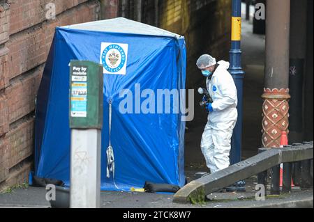 Holliday Street, Birmingham 13. Dezember 2023 - Straßen in der Nähe des Stadtzentrums von Birmingham bleiben für mehr als 30 Stunden gesperrt, da ein Mann in einem „ernsten Zustand“ im Krankenhaus bleibt, nachdem er im Innenstadtbereich in der Nähe des Nachtclubs „kritisch verletzt“ aufgefunden wurde. Broad Street und das Standesamt der Stadt. Die Polizei besuchte den Tatort am Dienstag, den 12. Dezember, um 3:20 Uhr und legte eine große Schranke über die Holliday Street, wo ein blaues Zelt auf einem Pfad errichtet wurde, und die Gas Street, die parallel darüber verläuft. Quelle: Stop Press Media/Alamy Live News Stockfoto