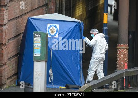 Holliday Street, Birmingham 13. Dezember 2023 - Straßen in der Nähe des Stadtzentrums von Birmingham bleiben für mehr als 30 Stunden gesperrt, da ein Mann in einem „ernsten Zustand“ im Krankenhaus bleibt, nachdem er im Innenstadtbereich in der Nähe des Nachtclubs „kritisch verletzt“ aufgefunden wurde. Broad Street und das Standesamt der Stadt. Die Polizei besuchte den Tatort am Dienstag, den 12. Dezember, um 3:20 Uhr und legte eine große Schranke über die Holliday Street, wo ein blaues Zelt auf einem Pfad errichtet wurde, und die Gas Street, die parallel darüber verläuft. Quelle: Stop Press Media/Alamy Live News Stockfoto