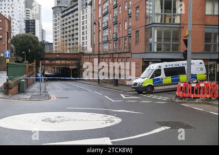 Holliday Street, Birmingham 13. Dezember 2023 - Straßen in der Nähe des Stadtzentrums von Birmingham bleiben für mehr als 30 Stunden gesperrt, da ein Mann in einem „ernsten Zustand“ im Krankenhaus bleibt, nachdem er im Innenstadtbereich in der Nähe des Nachtclubs „kritisch verletzt“ aufgefunden wurde. Broad Street und das Standesamt der Stadt. Die Polizei besuchte den Tatort am Dienstag, den 12. Dezember, um 3:20 Uhr und legte eine große Schranke über die Holliday Street, wo ein blaues Zelt auf einem Pfad errichtet wurde, und die Gas Street, die parallel darüber verläuft. Quelle: Stop Press Media/Alamy Live News Stockfoto