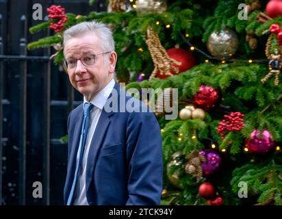 Michael Gove Abgeordneter (Con: Surrey Heath - Secretary of State for Levelling Up), vorbei am Weihnachtsbaum in der Downing Street, 12. Dezember 2023 Stockfoto