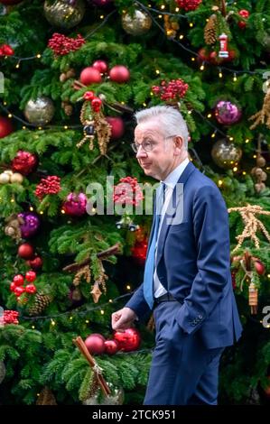 Michael Gove Abgeordneter (Con: Surrey Heath - Secretary of State for Levelling Up), vorbei am Weihnachtsbaum in der Downing Street, 12. Dezember 2023 Stockfoto