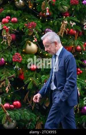 Michael Gove Abgeordneter (Con: Surrey Heath - Secretary of State for Levelling Up), vorbei am Weihnachtsbaum in der Downing Street, 12. Dezember 2023 Stockfoto