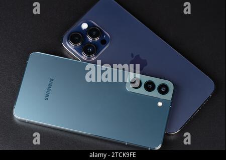New York, USA - 11. Dezember 2023: Kameraschlacht im modernen Smartphone von iphone und Smartphone Stockfoto