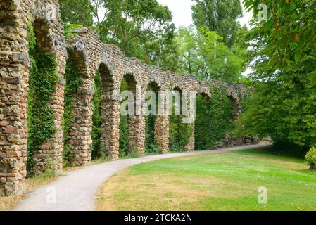 Steinbogen im Park Stockfoto