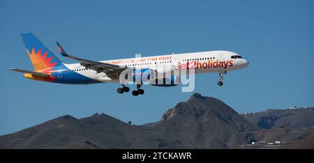 Teneriffa, Spanien, 9. Dezember 2023. Boeing 757-23A Jet2 Airlines fliegt am blauen Himmel. Landet am Flughafen Teneriffa Stockfoto